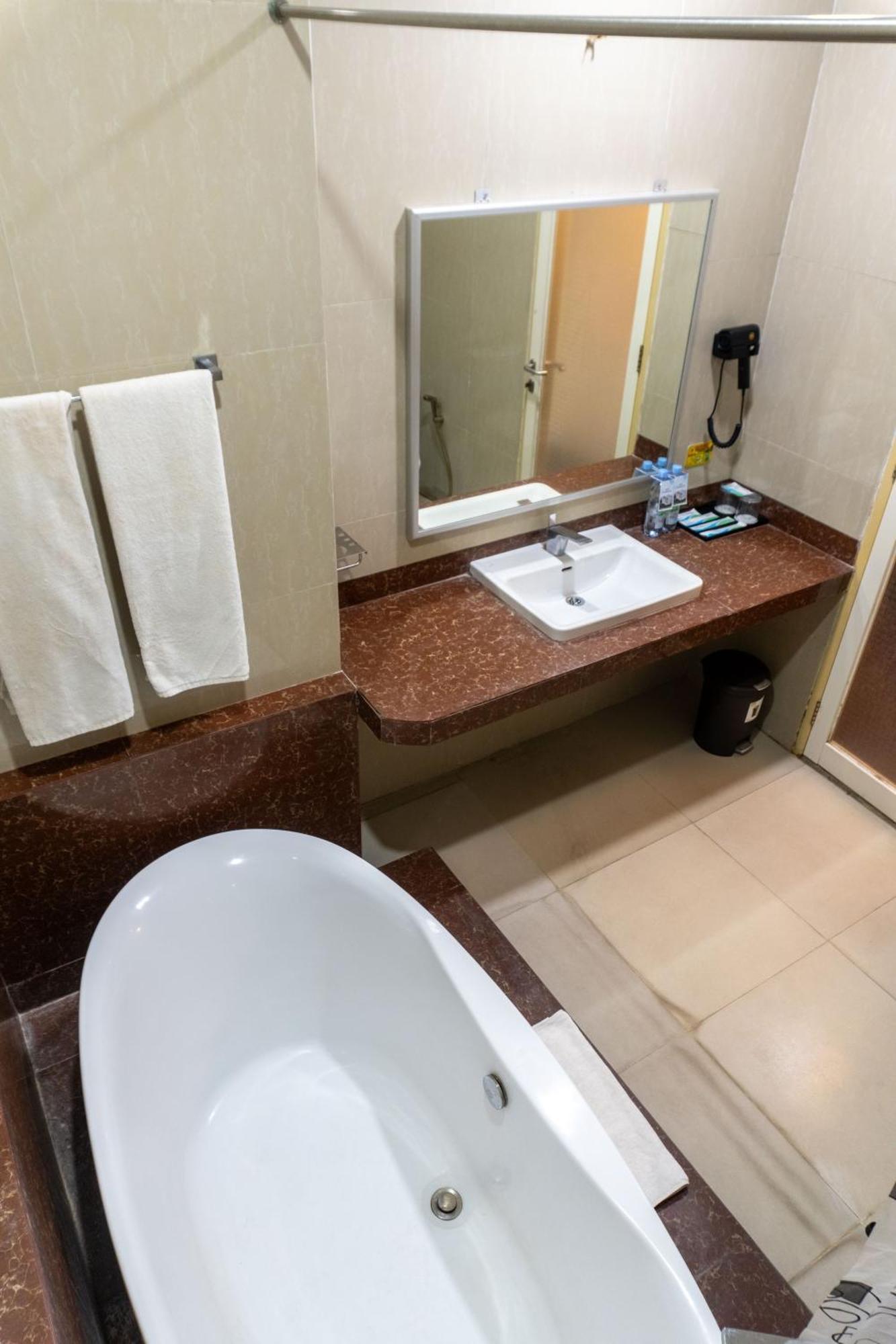 Muara Hotel And Mall Ternate Kültér fotó